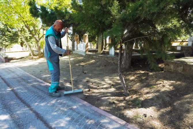 Melikgazi’de Bayram Öncesi Mezarlıklar Temizlendi