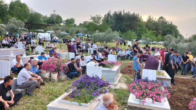 Öldürülen Anne Ve Oğlu Yan Yana Toprağa Verildi