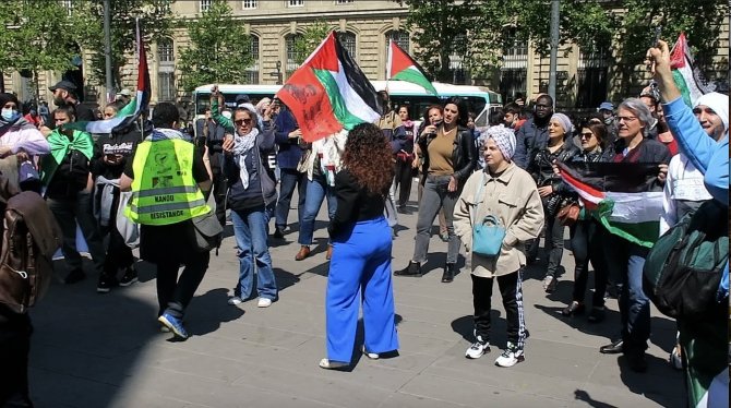 Parisliler Gözaltına Alınan Filistinliler İçin Sokaklara Döküldü