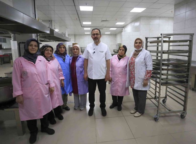 Bakan Kasapoğlu Mutfağa Girdi, Gençlere İftar Menüsü Hazırladı