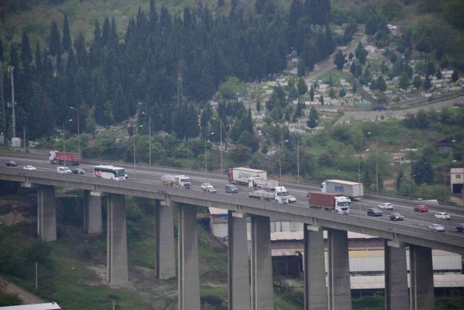 Viyadük Ve Rampalarda Bayram Trafiği Yoğunluğu