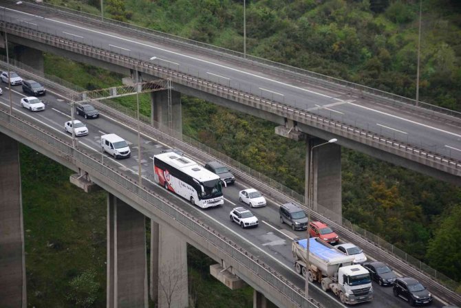 Viyadük Ve Rampalarda Bayram Trafiği Yoğunluğu