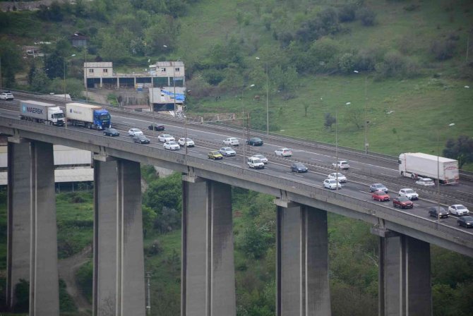 Viyadük Ve Rampalarda Bayram Trafiği Yoğunluğu