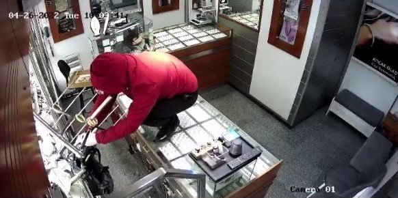 Tuzla’da Soyulan Kuyumcunun Silahla Vurulduğu An Güvenlik Kamerasına Yansıdı
