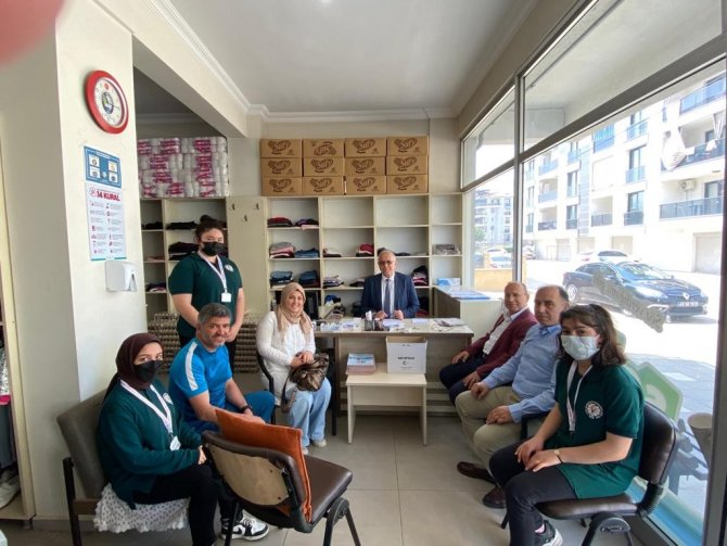 Salihli’de Öğrencilerden İhtiyaç Sahiplerine Kıyafet Yardımı