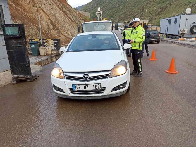 Şemdinli’de Bayram Öncesi Trafik Denetimi Uygulaması