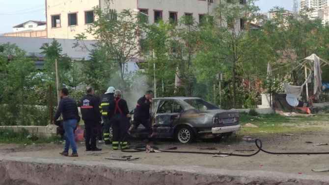 Siirt’te Park Halindeki Bir Otomobil Yandı