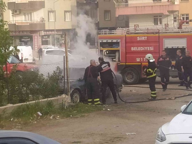 Siirt’te Park Halindeki Bir Otomobil Yandı