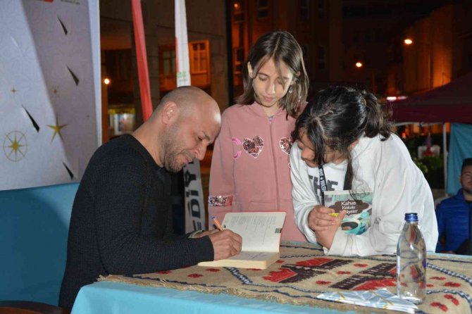 Sındırgı Kitap Fuarında Kahraman Tazeoğlu İlgi Gördü