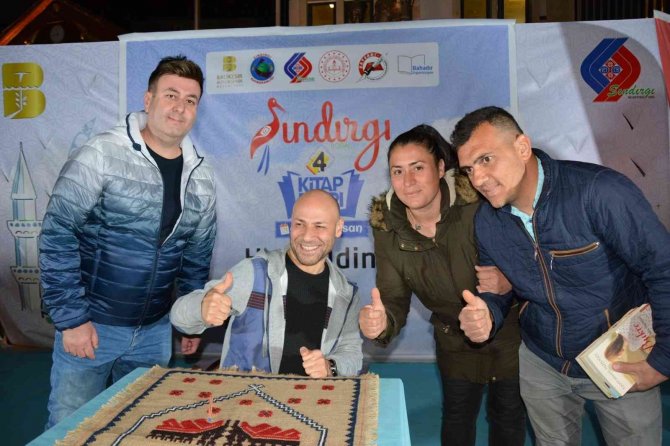 Sındırgı Kitap Fuarında Kahraman Tazeoğlu İlgi Gördü