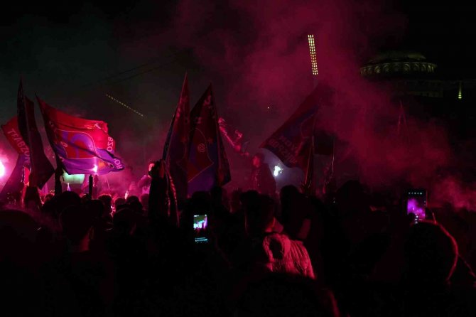 Trabzonsporlu Taraftarların Taksim’de Şampiyonluk Coşkusu