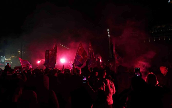 Trabzonsporlu Taraftarların Taksim’de Şampiyonluk Coşkusu