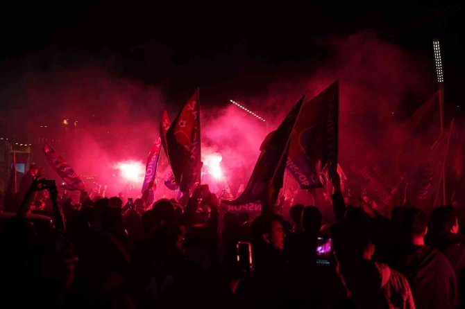 Trabzonsporlu Taraftarların Taksim’de Şampiyonluk Coşkusu