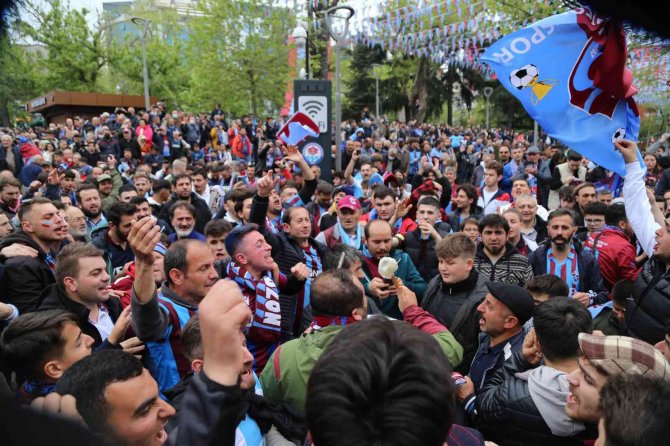 Trabzonsporlu Taraftarlar Kutlamalara Erken Başladı