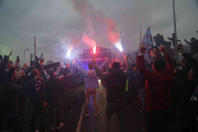 Trabzonspor Kafilesi, Yoğun Sevgi Gösterileri Arasında Stada Ulaştı