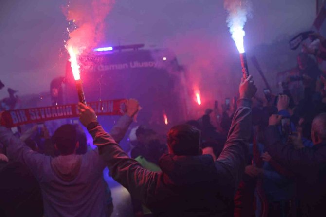 Trabzonspor Kafilesi, Yoğun Sevgi Gösterileri Arasında Stada Ulaştı