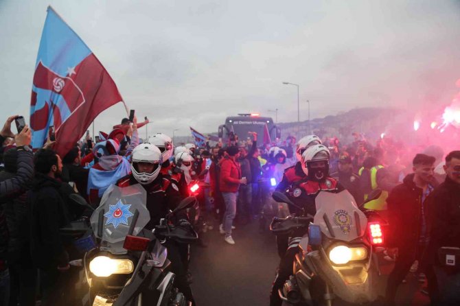 Trabzonspor Kafilesi, Yoğun Sevgi Gösterileri Arasında Stada Ulaştı