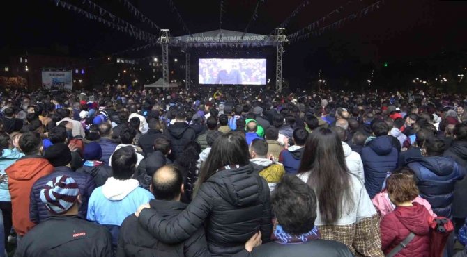 Stada Giremeyen Binlerce Taraftar Dev Ekranlardan Maçı İzlediler