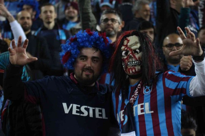 Trabzonsporlu Taraftarlar Tarihi Şampiyonluk Sevincini Yaşamak İçin Tribünleri Doldurdu