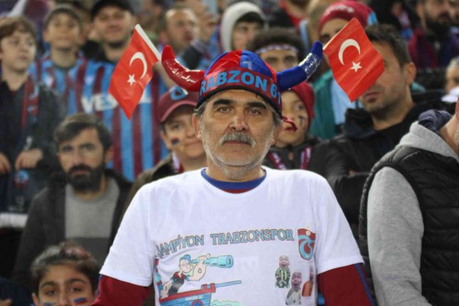 Trabzonsporlu Taraftarlar Tarihi Şampiyonluk Sevincini Yaşamak İçin Tribünleri Doldurdu
