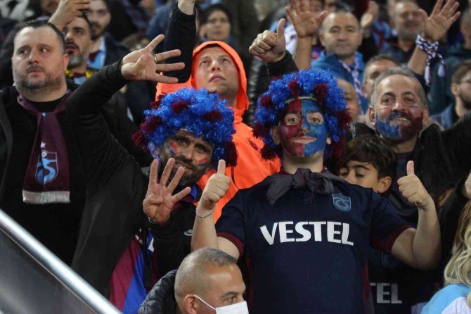 Trabzonsporlu Taraftarlar Tarihi Şampiyonluk Sevincini Yaşamak İçin Tribünleri Doldurdu