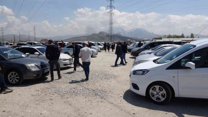 Van’da Ramazan Bayramı Öncesi Açık Oto Pazarında Yoğunluk