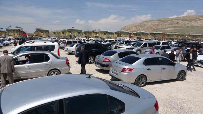 Van’da Ramazan Bayramı Öncesi Açık Oto Pazarında Yoğunluk
