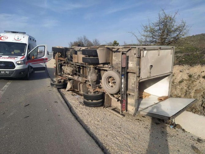 Virajı Alamayan Kamyonet Devrildi, 2 Kişi Yaralandı