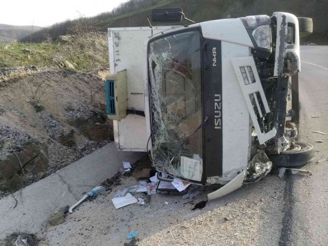 Virajı Alamayan Kamyonet Devrildi, 2 Kişi Yaralandı
