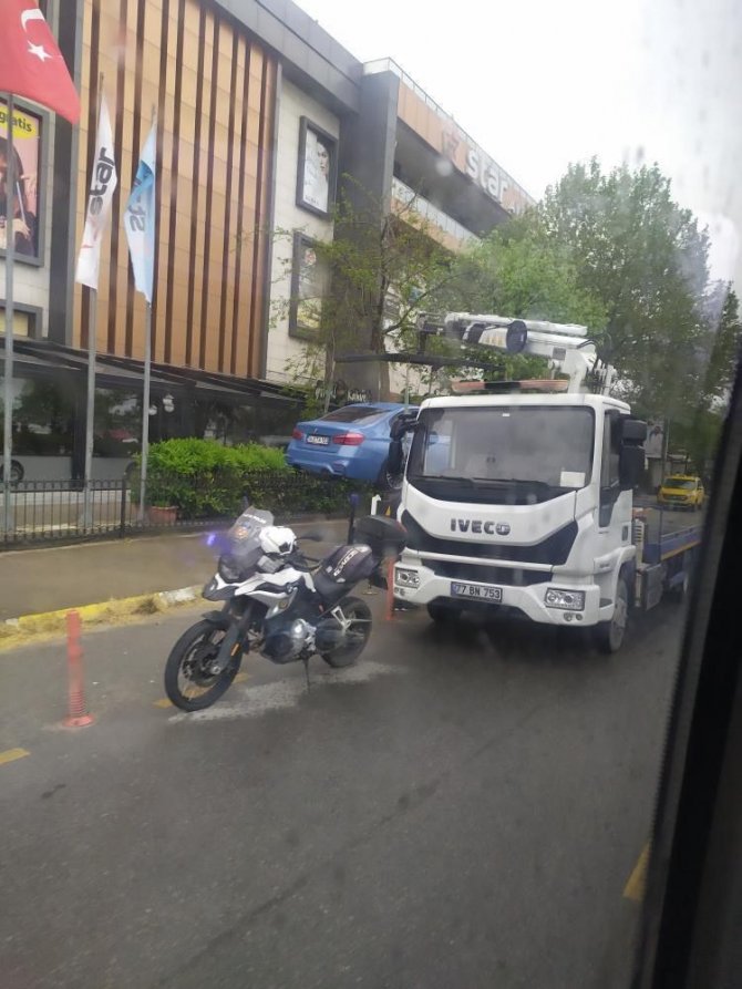 Lüks Otomobil Önce Kaldırıma Çıktı, Sonra Ağaca Çarptı