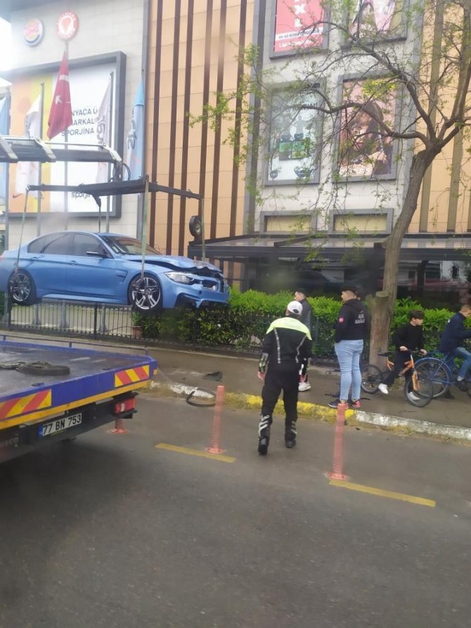 Lüks Otomobil Önce Kaldırıma Çıktı, Sonra Ağaca Çarptı
