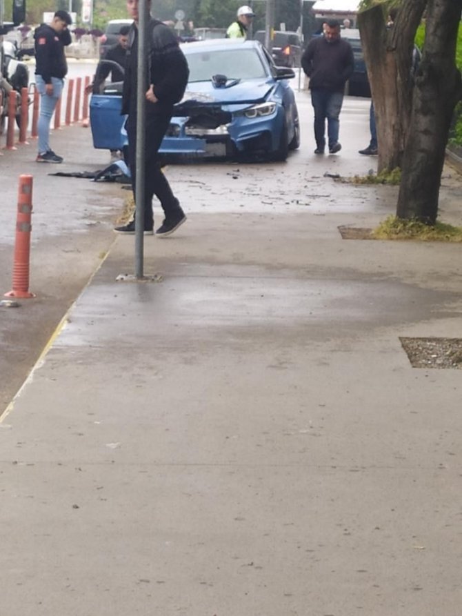 Lüks Otomobil Önce Kaldırıma Çıktı, Sonra Ağaca Çarptı