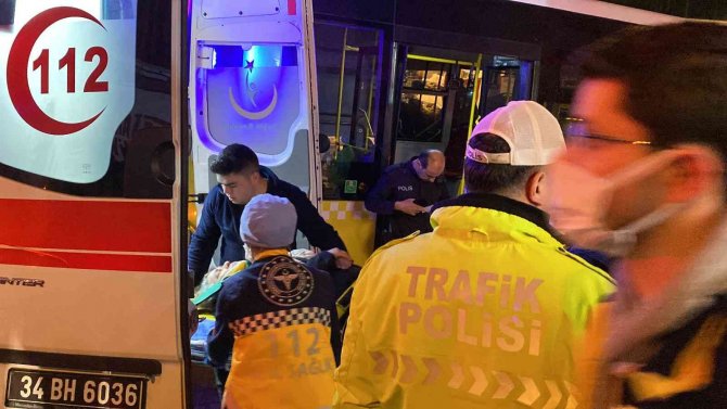 İ̇ett Otobüsü Park Halinde Bulunan Araca Çarptı: 2 Yaralı