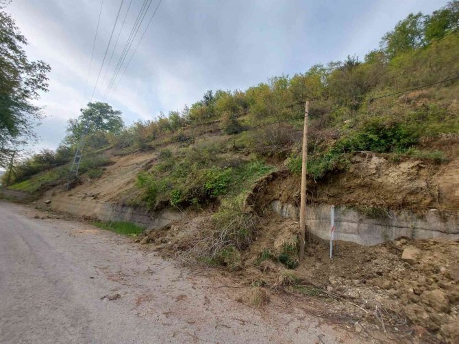 Heyelandan Yolu Kapanan Köylüler Yolun Yapılmasını İstedi