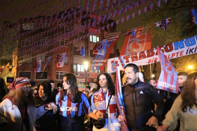Zonguldaklılar Trabzonspor’un Şampiyonluğunu Kutladı