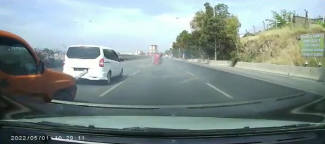İ̇zmir’de Aracın Çarptığı Otomobil Takla Attı, O Anlar Kameraya Yansıdı