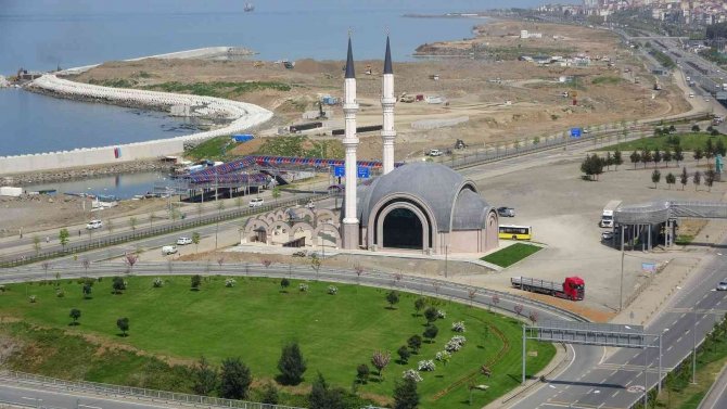 İ̇ki Yol Ortasına İnşa Edilen Cami Eleştirilerin Hedefi Olmuştu Şimdi İse Beğeniliyor