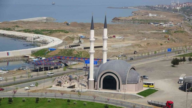 İ̇ki Yol Ortasına İnşa Edilen Cami Eleştirilerin Hedefi Olmuştu Şimdi İse Beğeniliyor