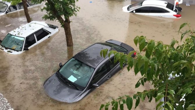 Adıyaman’da Araçlar Sel Suları Altında Kaldı