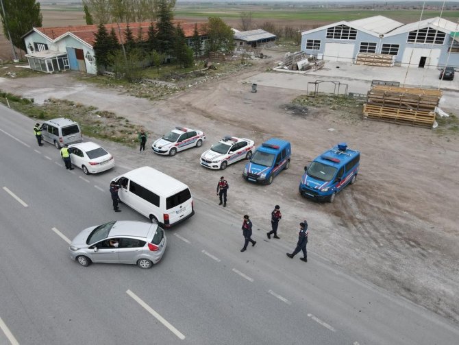 Kırmızı Işık Ve Hız İhlali Yapan Sürücüleri Jandarma Havadan Tespit Etti
