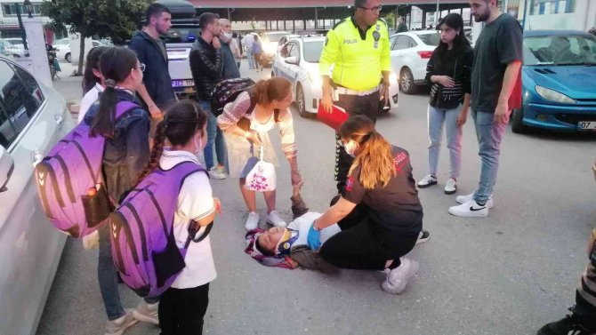 Evine Giden Kadına Araç Çarptı, Çocukları Başında Olanları Endişeyle Takip Etti