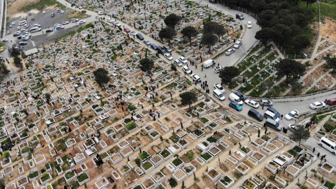 Arnavutköy’de Bayram Öncesi Mezarlıkta Yoğunluk