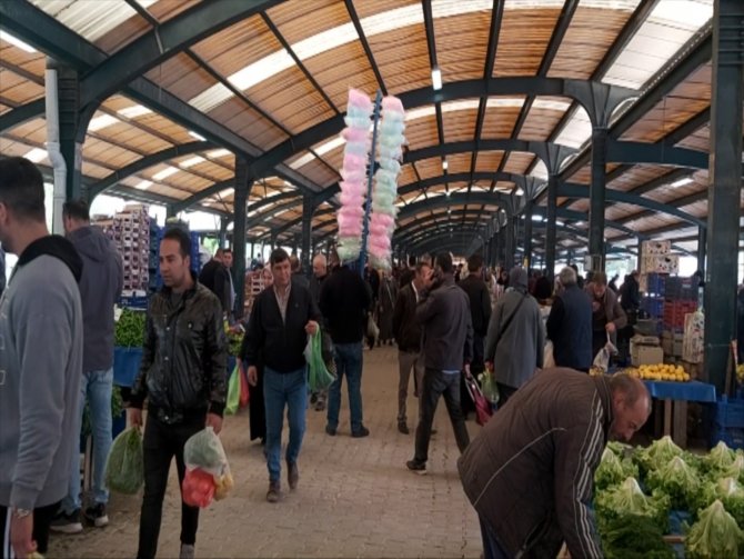 Balıkesir’de Pazarda Arefe Günü Yoğunluğu