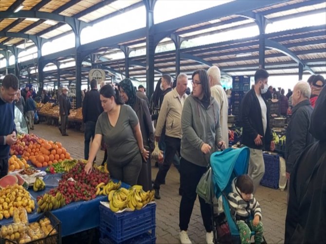 Balıkesir’de Pazarda Arefe Günü Yoğunluğu
