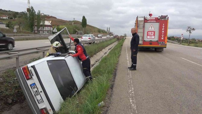 Bayram Tatiline Giden Ailenin Bulunduğu Otomobil Su Kanalına Devrildi: 4 Yaralı