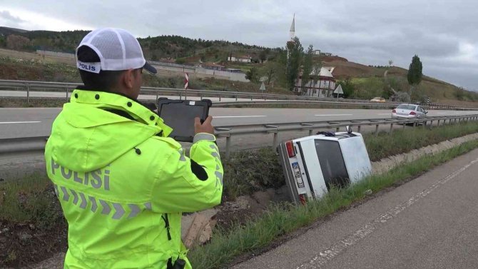 Bayram Tatiline Giden Ailenin Bulunduğu Otomobil Su Kanalına Devrildi: 4 Yaralı