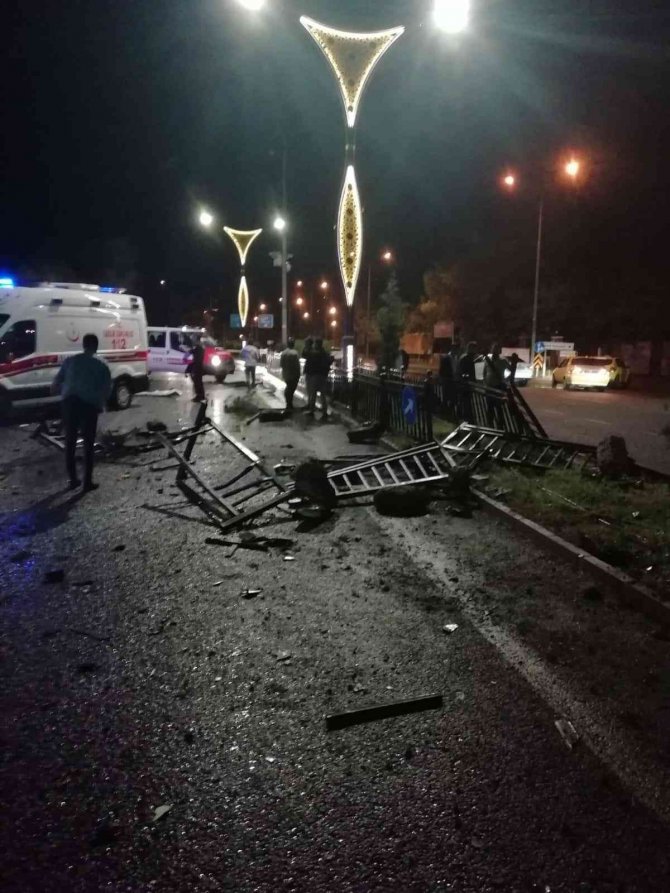 Bingöl’de Kontrolden Çıkan Otomobil Bariyerler Çarptı: 2 Ölü
