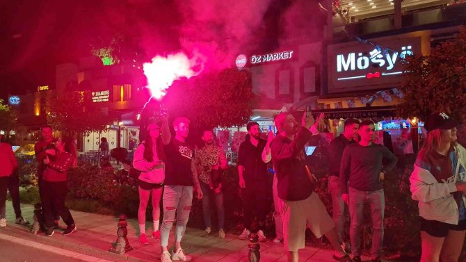 Bodrum’da Bordo-mavi Gece