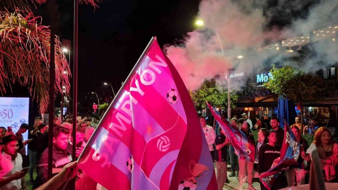 Bodrum’da Bordo-mavi Gece