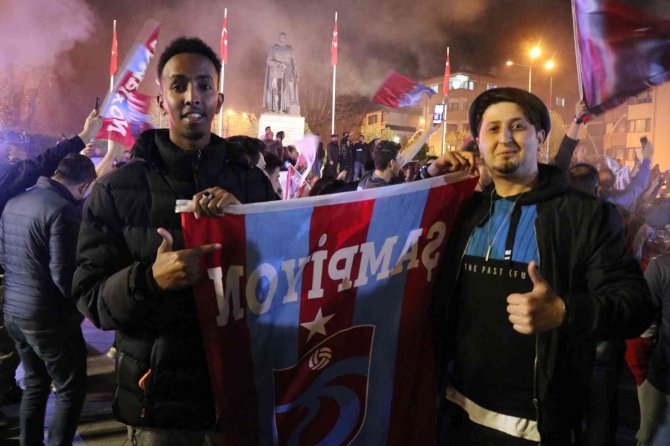 Trabzonspor Taraftarı Somalili Öğrenciler Şampiyonluğu Kutladı